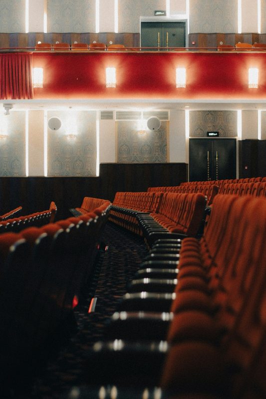 Perbandingan kursi auditorium lokal vs impor dan sertifikasi TKDN
