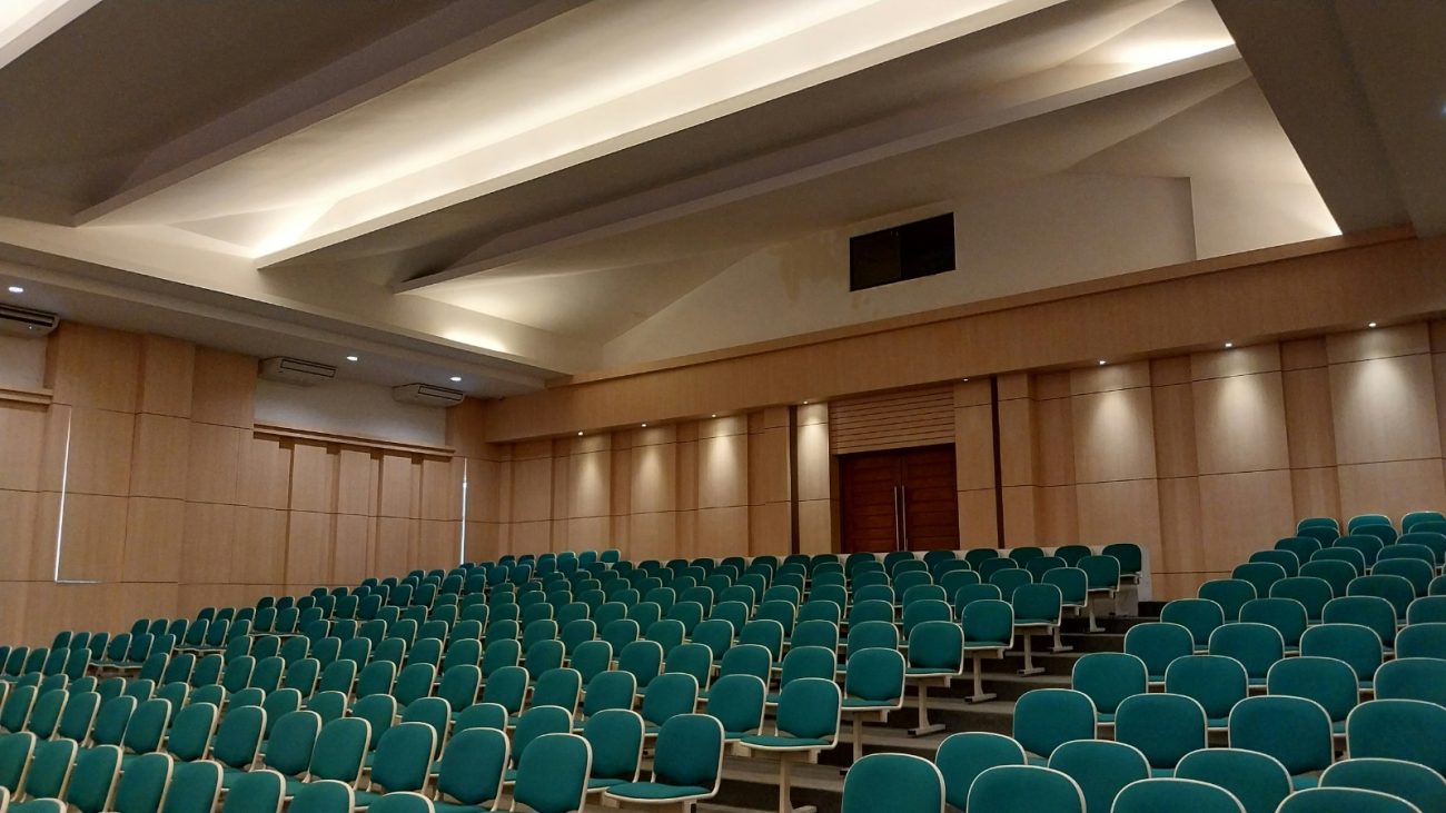 Perbandingan bahan kursi auditorium fabric dan kulit sintetis